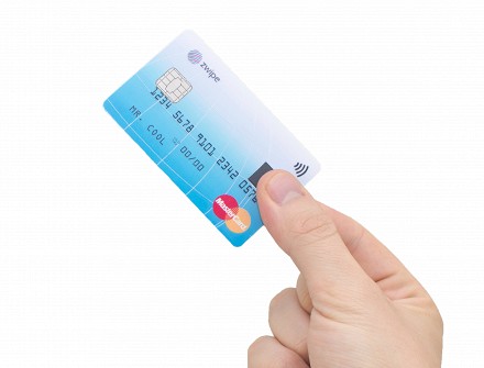 Обычная банковская карта со сканером отпечатков пальцев